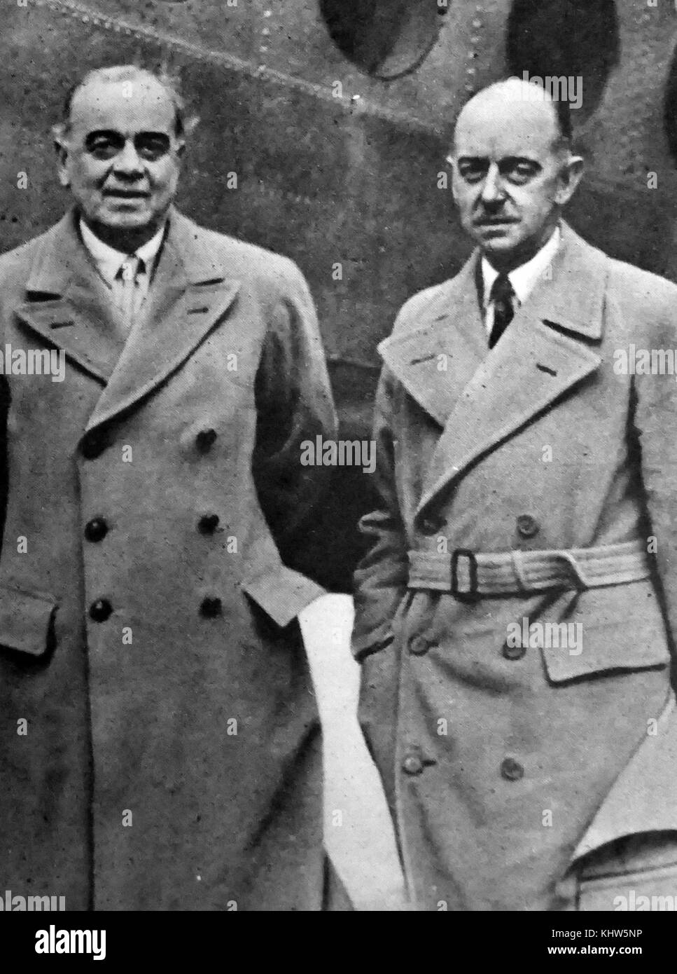 Foto von Hastings Ismay und Eric Miéville. Allgemeine Hastings Lionel Ismay, 1. Baron Ismay (1887-1965) ein Britischer indische Armee Offizier und Diplomat. Eric Miéville (1896-1971) ein hochrangiger britischer Beamter, der als Assistent Private Sekretär George VI serviert, und diente auch als Privatsekretärin mehrere Generalgouverneure von Indien und Kanada. Vom 20. Jahrhundert Stockfoto