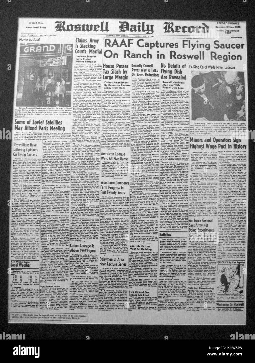 Titelseite der Roswell Daily Record vom 8. Juli 1947. Die Zeitung berichtet über den Absturz von Roswell und UFO-Sichtungen. Vom 20. Jahrhundert Stockfoto