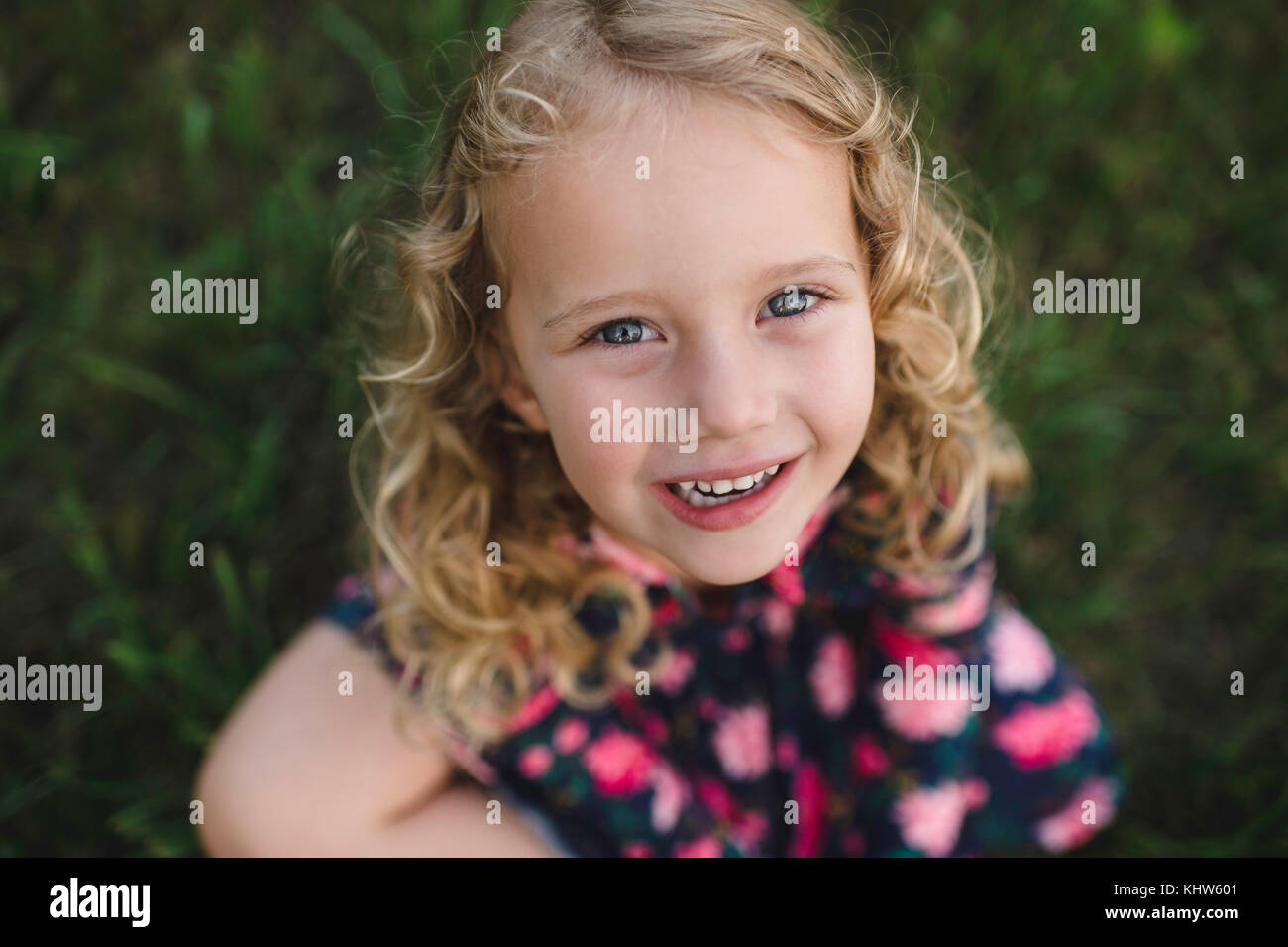 Overhead Portrait von Blonde Mädchen auf Gras Stockfoto