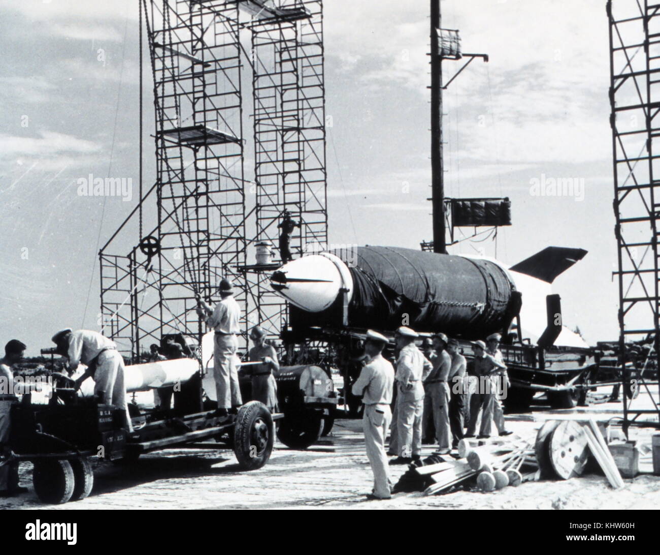 Foto von einem V-2-Rakete, die weltweit erste langfristige geführte ballistischer Raketen, die für den Start vorbereitet. Die Rakete mit einer flüssigen Treibstoff rocket Motor wurde während des Zweiten Weltkriegs in Deutschland als habe ngeance Waffe", "Zugewiesen" Alliierten Städte als Vergeltung für die alliierten Bombenangriffe auf deutsche Städte in Angriff entwickelt. Vom 20. Jahrhundert Stockfoto
