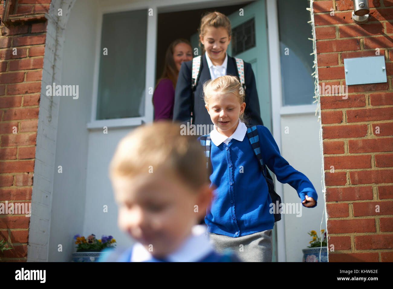 School Boy und Schwestern Verlassen der vorderen Klappe Stockfoto