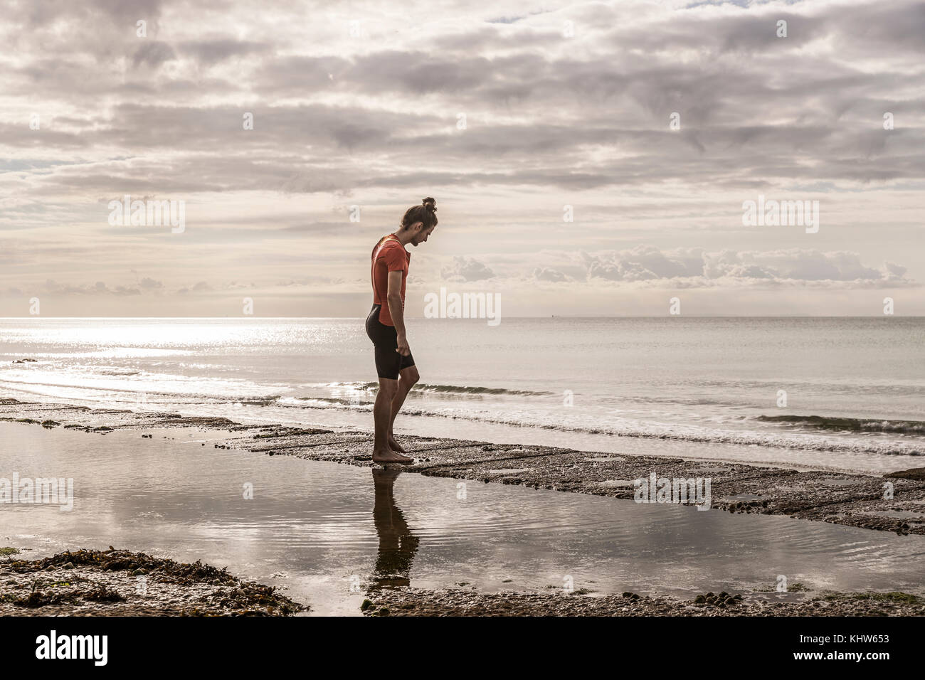 Mann auf Shoreline weg mit Blick auf Blick aufs Meer Stockfoto