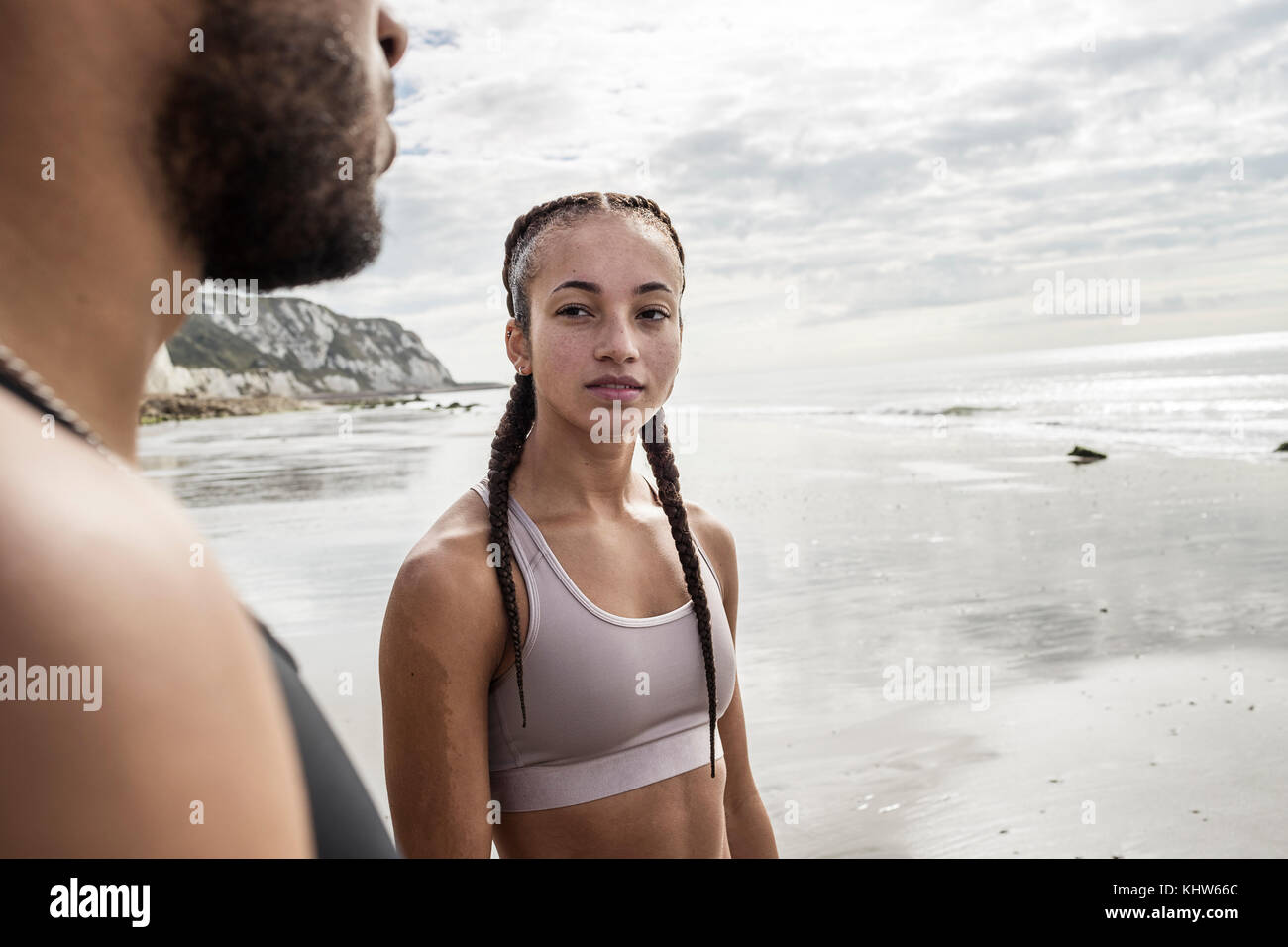 Jungen männlichen und weiblichen Läufern an jedem anderen Blick auf Strand Stockfoto