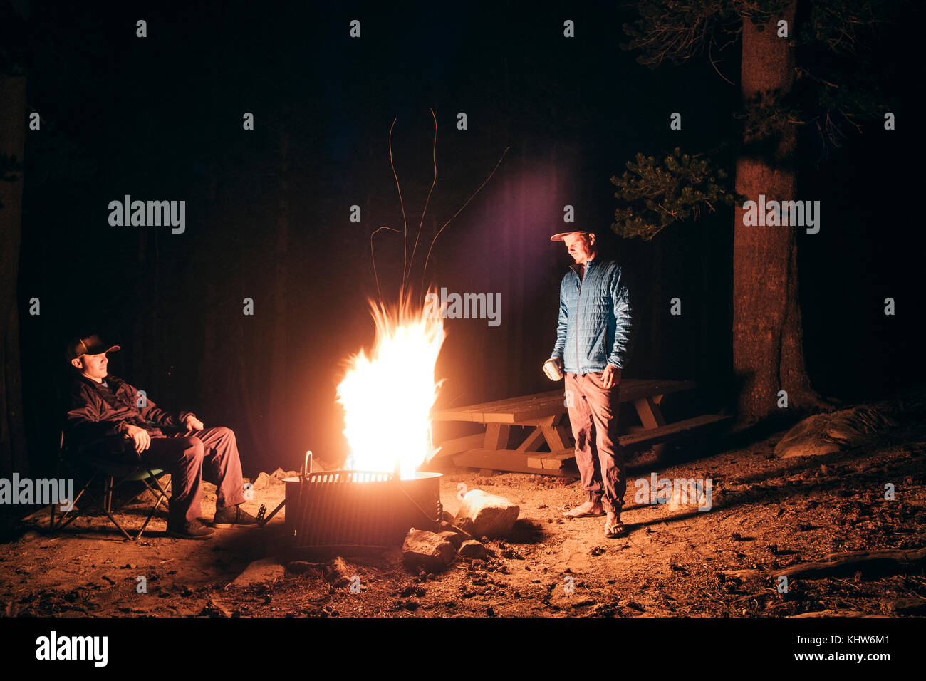Freunde camping im Wald, Lagerfeuer, Mammoth Lake, Kalifornien, USA, Nordamerika Stockfoto