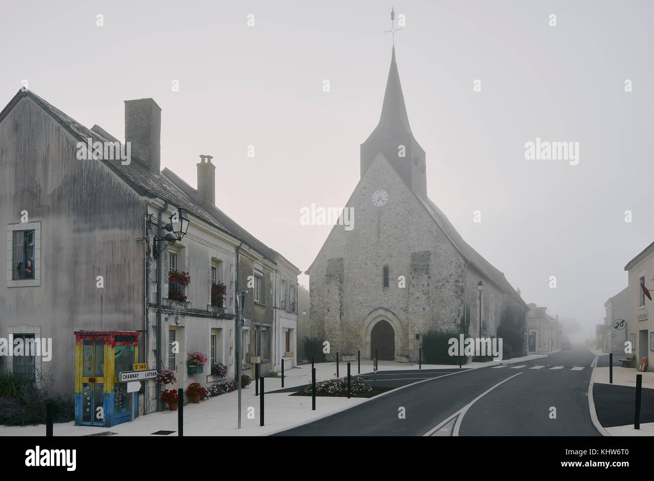 Straße und Kirche in meigne-le-Vicomte Dorf auf misty morning, Loire Tal, Frankreich Stockfoto