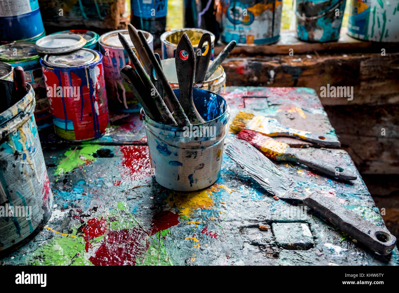 Pinsel und Töpfe von Farben auf den Tisch Stockfoto