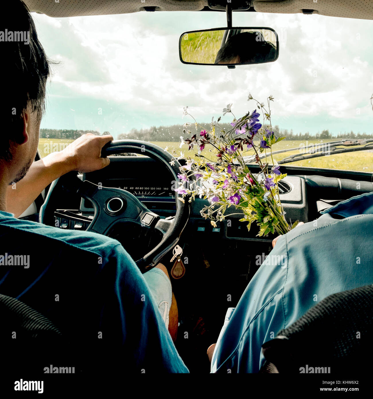 Mann, der Passagier mit wilden Blumen, Ural, Sverdlovsk, Russland Stockfoto
