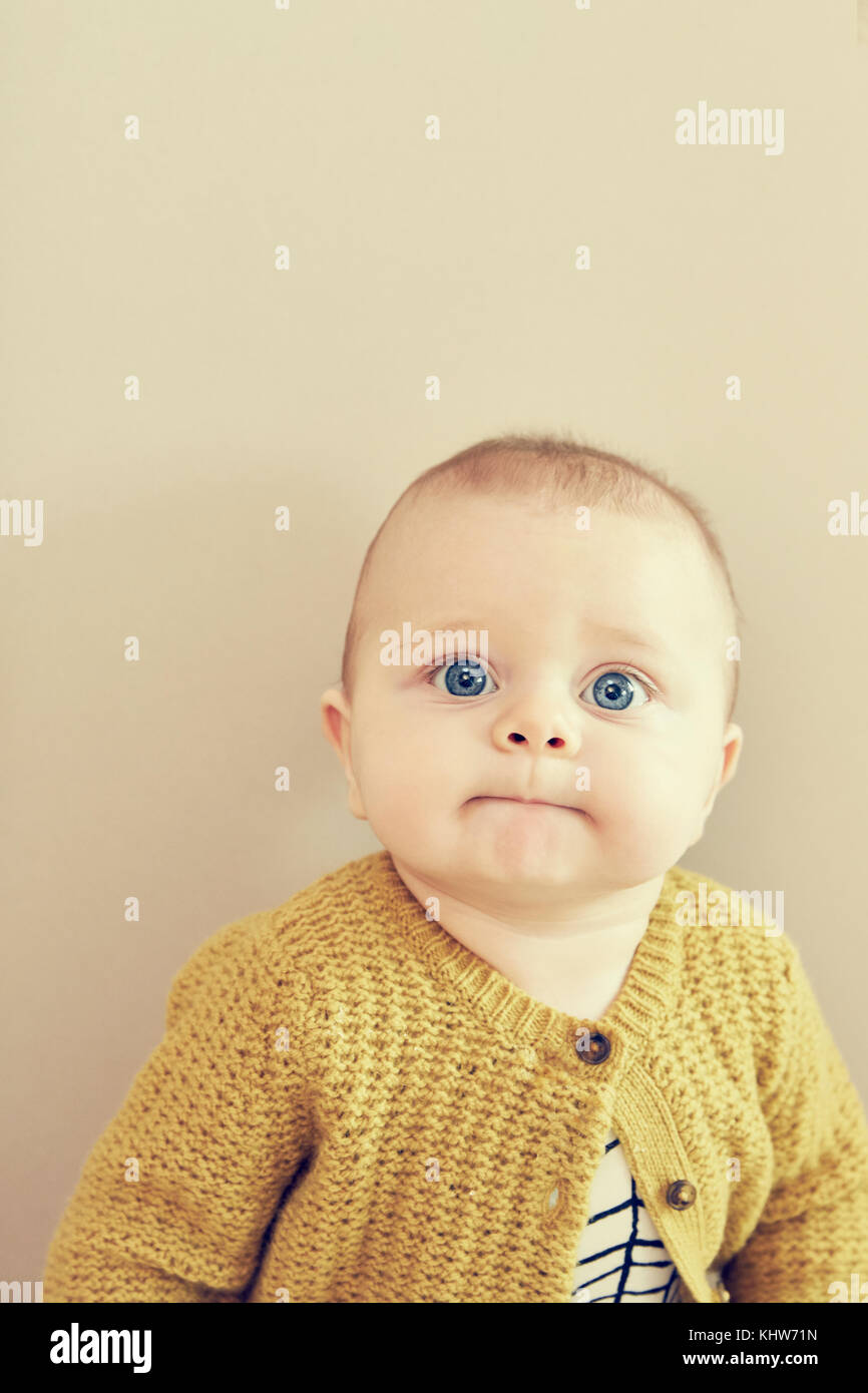 Portrait von Blue eyed baby boy ziehen ein Gesicht Stockfoto