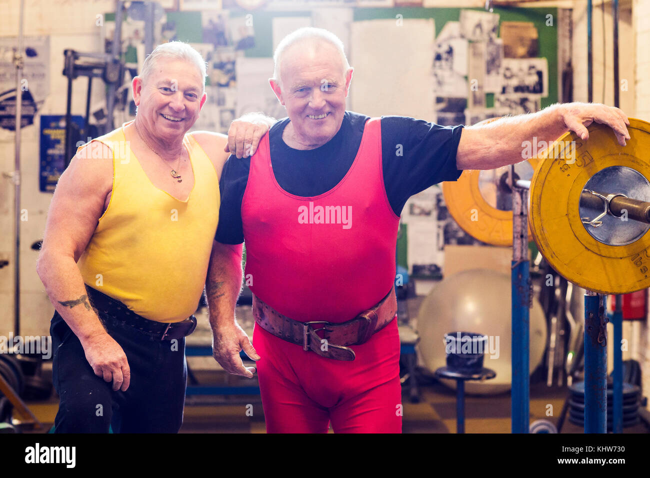 Porträt von zwei älteren männlichen Powerlifter in der Turnhalle Stockfoto