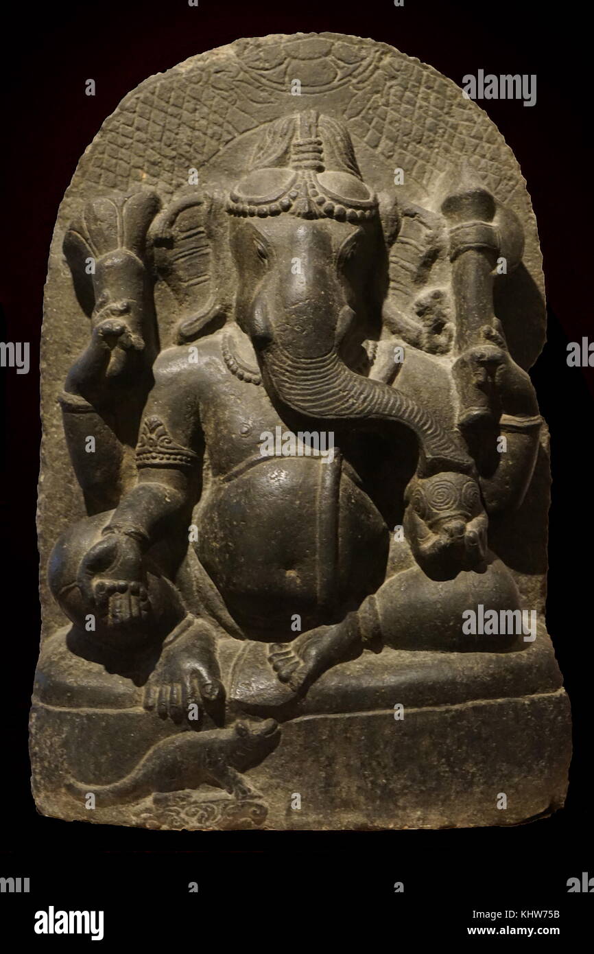 Stein Statue mit der Darstellung der hinduistische Gott Ganesha. Ganesha, der Gott des Neuanfangs und Hindernis Remover. Vom 10. Jahrhundert Stockfoto