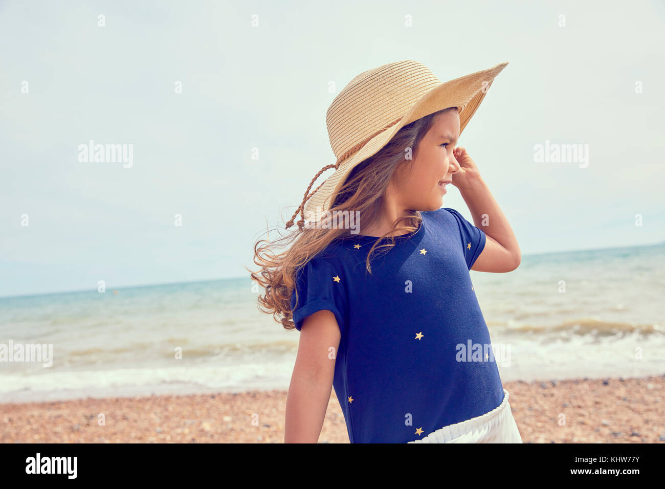 Junge Mädchen, stehend auf Strand, weg suchen Stockfoto