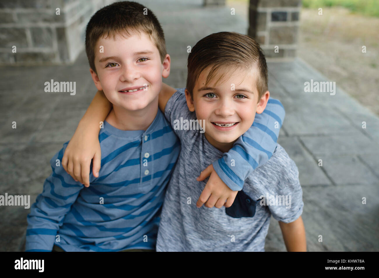 Brüder mit Arme umeinander Stockfoto