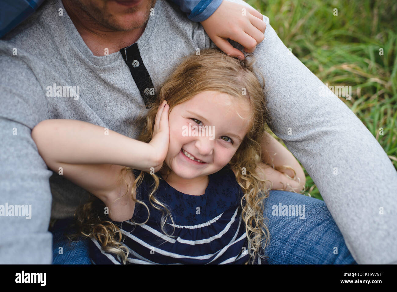 Vater mit Tochter auf der grünen Wiese Stockfoto