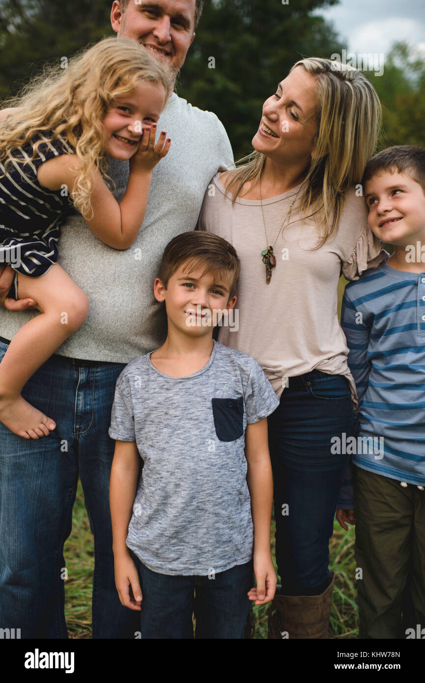 Familie von fünf genießen im Freien Stockfoto