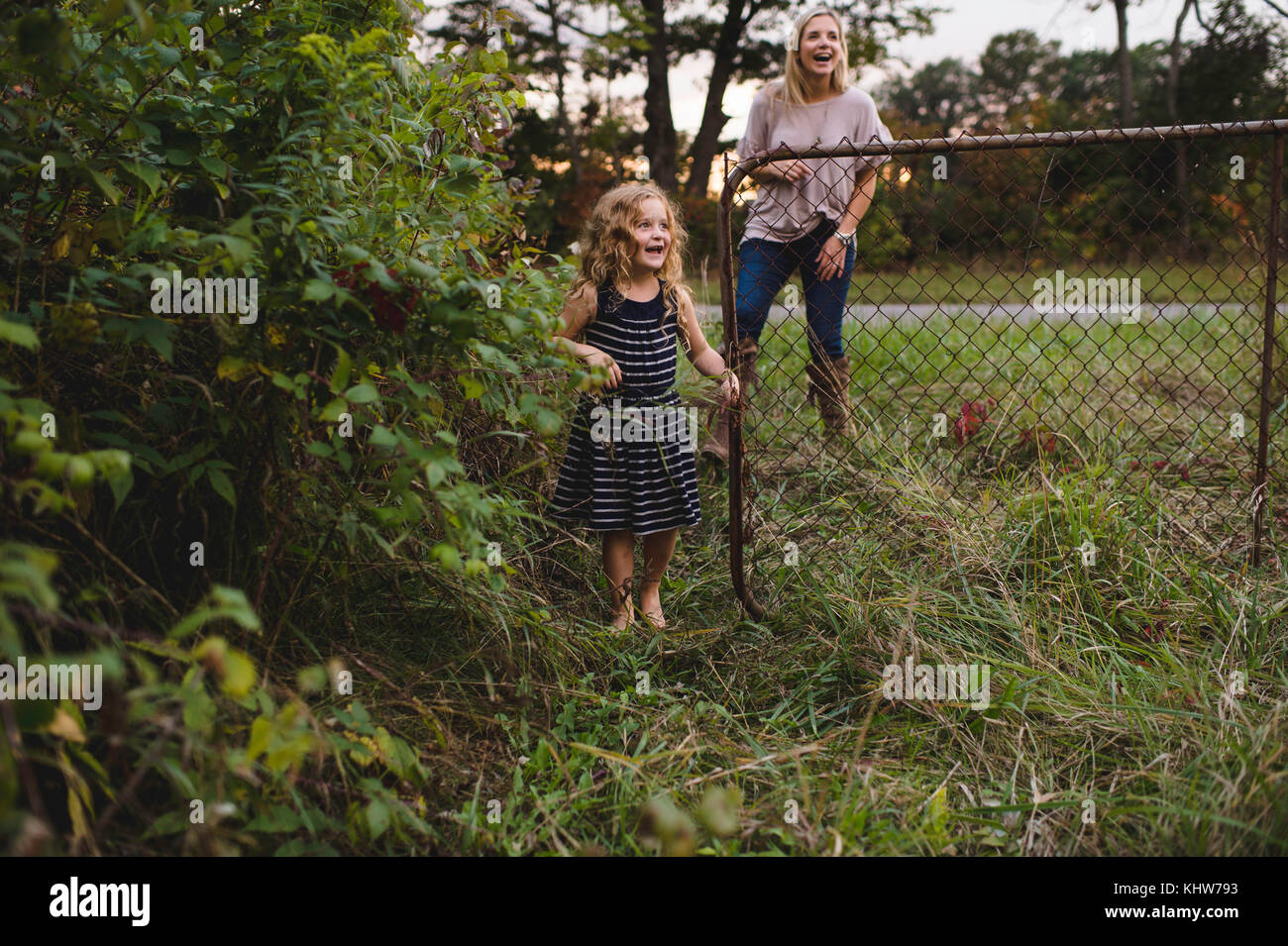 Mutter und Tochter Eingabe farm Gate Stockfoto