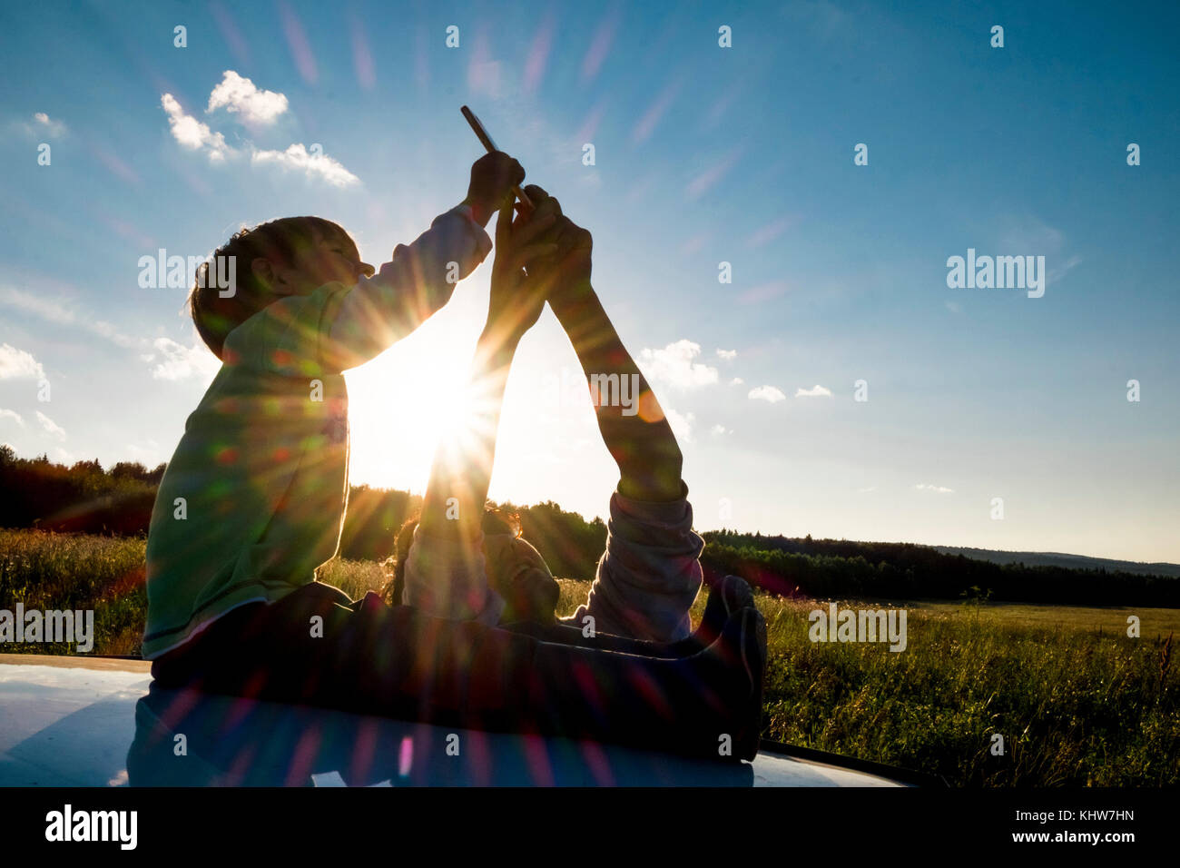 Vater und Sohn in ländlicher Umgebung, wobei sie ihr Smartphone, Ural, Sverdlovsk, Russland selfie, Europa Stockfoto