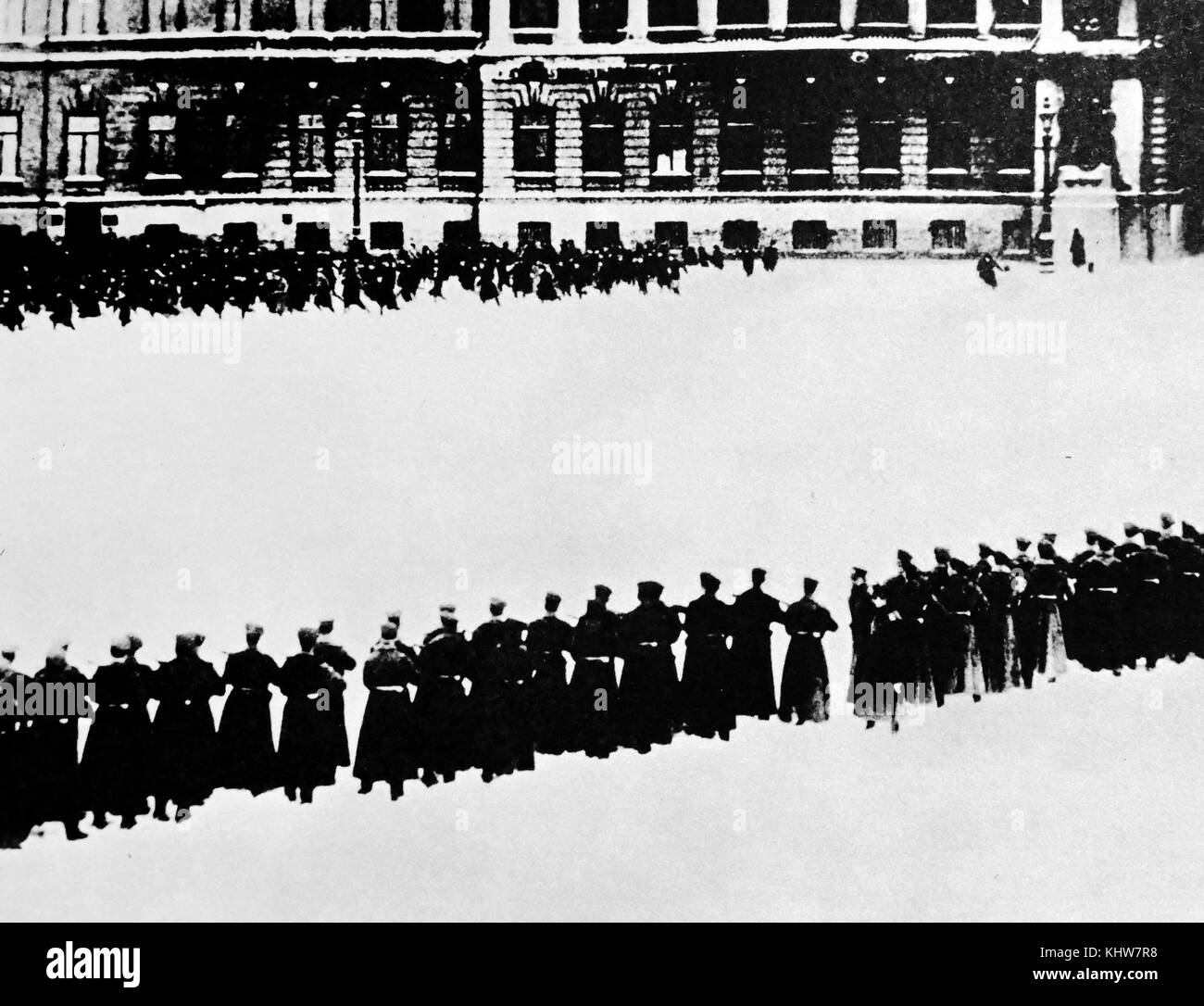 Foto während der Blutige Sonntag genommen. Bloody Sunday oder Rot Sonntag ist der Name auf die Ereignisse vom Sonntag, den 22. Januar 1905 in St. Petersburg, Russland, wenn unbewaffnete Demonstranten geführt von Vater Geogry Gapon wurden von Soldaten der Imperial Guard abgefeuert, wie sie in Richtung des Winterpalais marschierten eine Petition an Zar Nikolaus II. von Russland zu präsentieren. Vom 20. Jahrhundert Stockfoto