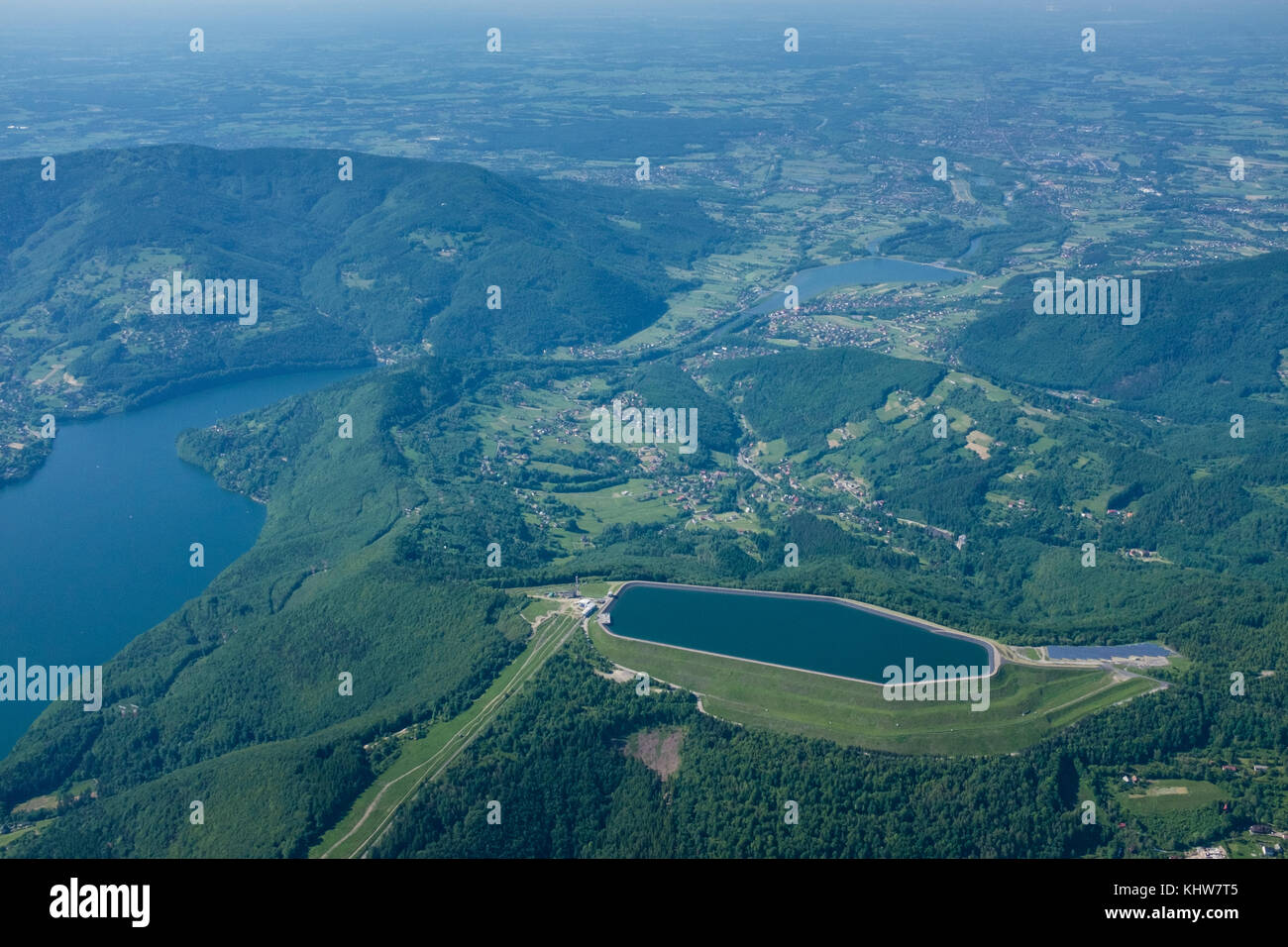 Antenne des oberen Waschbecken von pumper Speicherkraftwerk auf Zar Berg, Beskiden, Schlesien, Polen Stockfoto