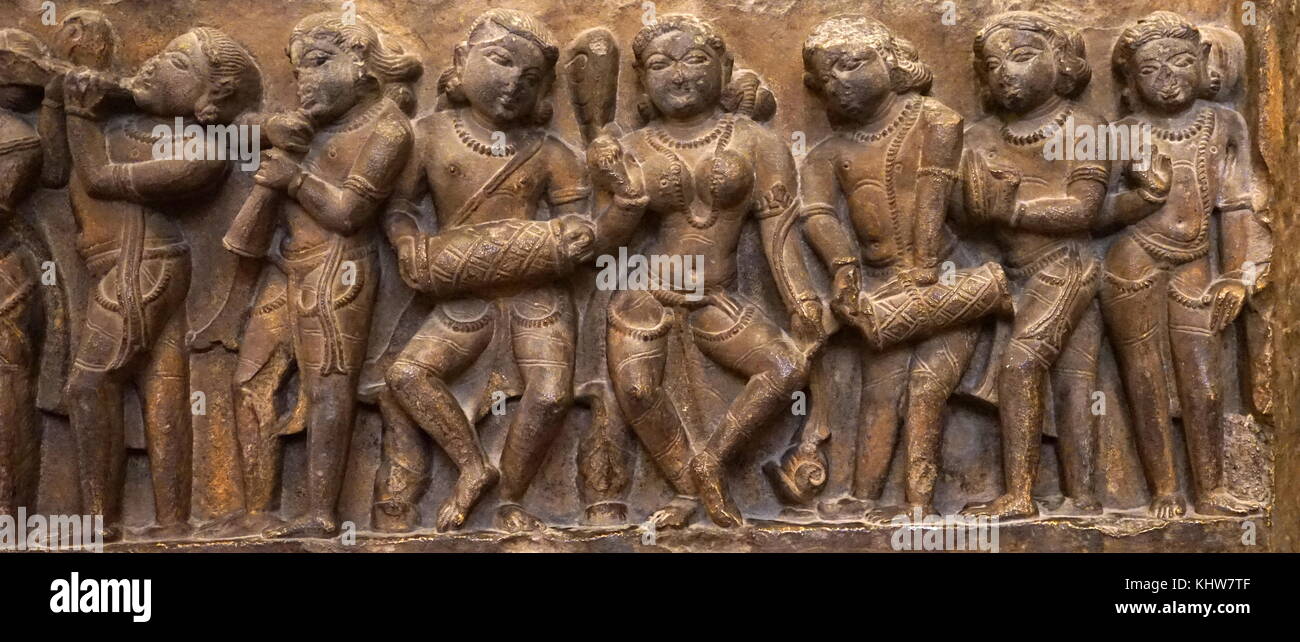 Stein phallische Darstellung von Shiva: Anhänger verehren Shivalinga. Vom 12. Jahrhundert Stockfoto