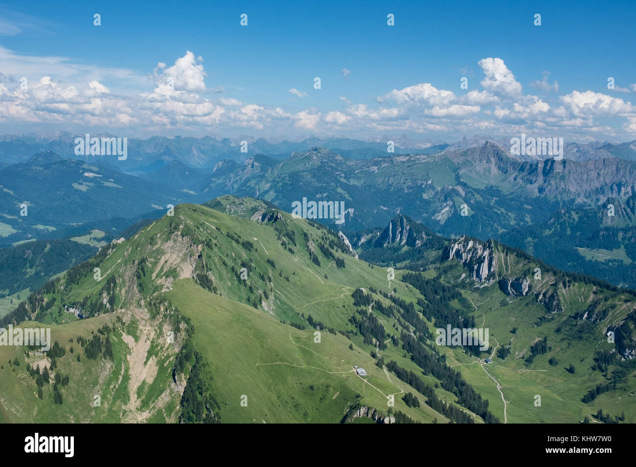 Luftbild von oben die Winterstaude Gipfel, mit hochre Ifen im Hintergrund sichtbar. Andelsbuch, Vorarlberg, Österreich Stockfoto