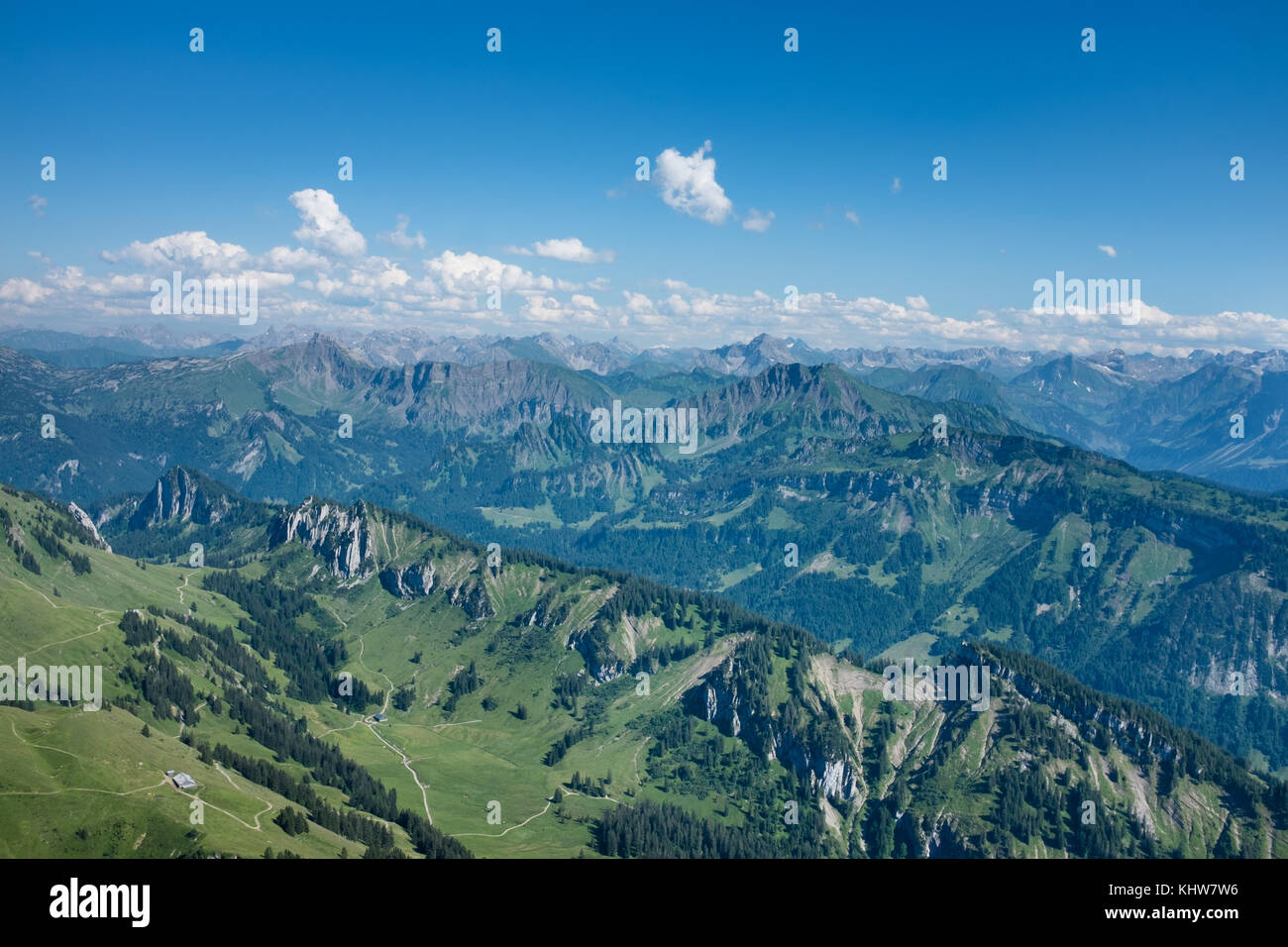 Luftbild von oben die Winterstaude Gipfel, mit hochre Ifen im Hintergrund sichtbar. Andelsbuch, Vorarlberg, Österreich Stockfoto