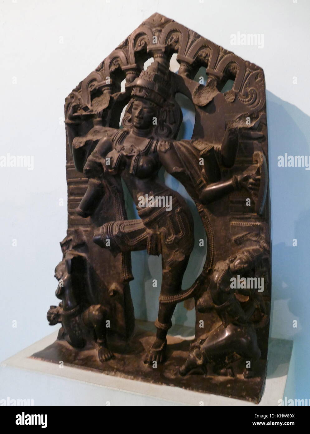 Steinerne Statue, Mahishasura, einer Kombination aus beiden eine Asura und ein mahisha ("wasserbüffel") mit einem Dreizack. Er beabsichtigte, alle Devas zu vernichten, da sie den Bogen waren Feinde der Asuras. Die Legende der Mahishasura ist wichtig in der hinduistischen Mythologie seit der Göttin Durga inkarniert war, um ihn zu töten. Daher ist seine Geschichte ist ein wichtiger Teil der shaktiism, verehrt die Göttin Durga. Vom 13. Jahrhundert Stockfoto