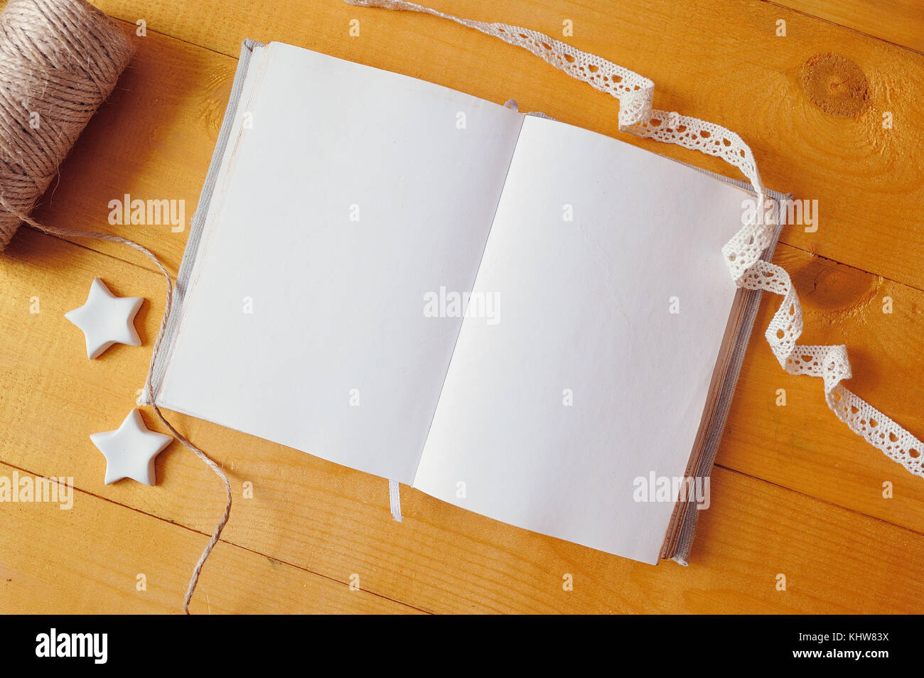 Mockup geöffnet leere Notepad mit bunten Bleistifte auf Holztisch. Flach, Ansicht von oben Foto Mock up Stockfoto