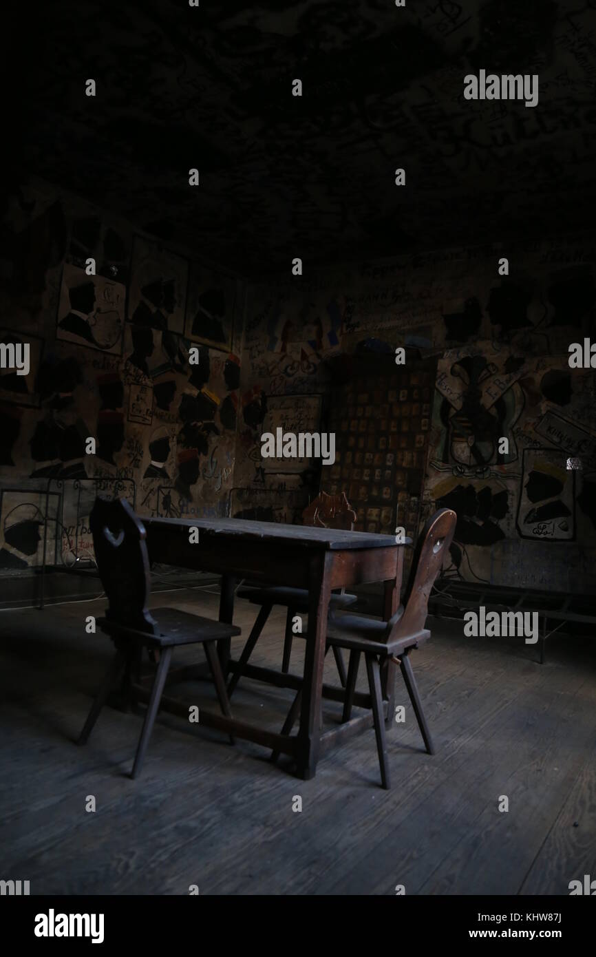 Tisch und Stühle im Gefängnis, Heidelberg, Deutschland Stockfoto