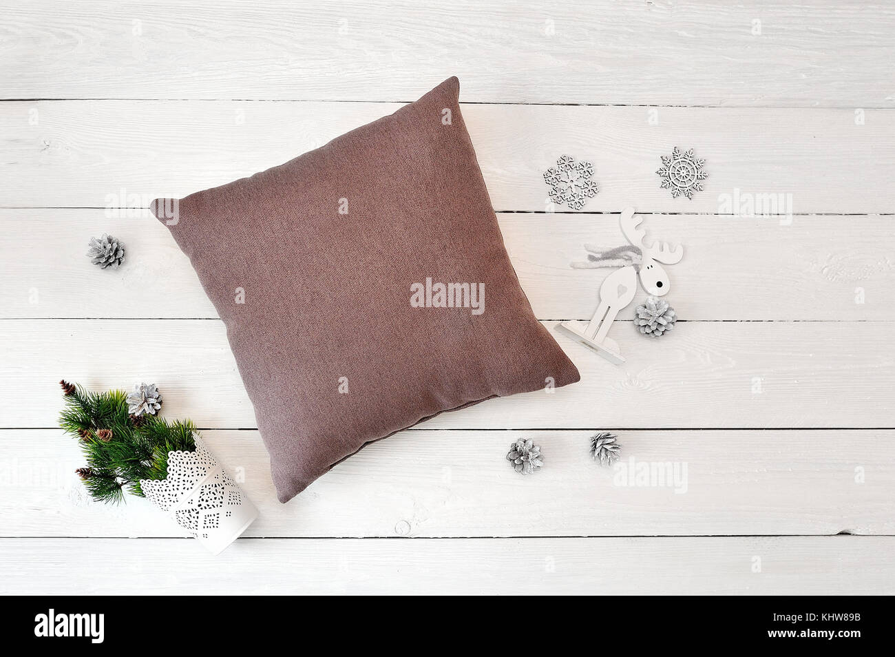 Kissen auf einem weißen Holz Weihnachten Hintergrund. Flach, Ansicht von oben Foto mockup Stockfoto