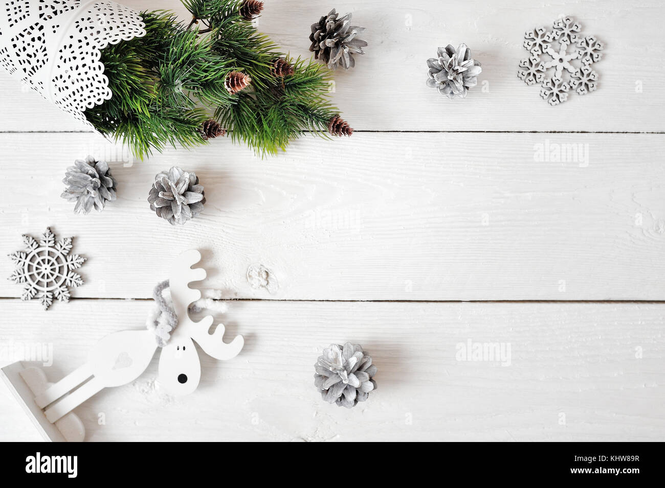 Weihnachten mockup auf weißem Hintergrund aus Holz mit Schneeflocken, ein Reh und ein Weihnachtsbaum. Flach, Ansicht von oben Stockfoto