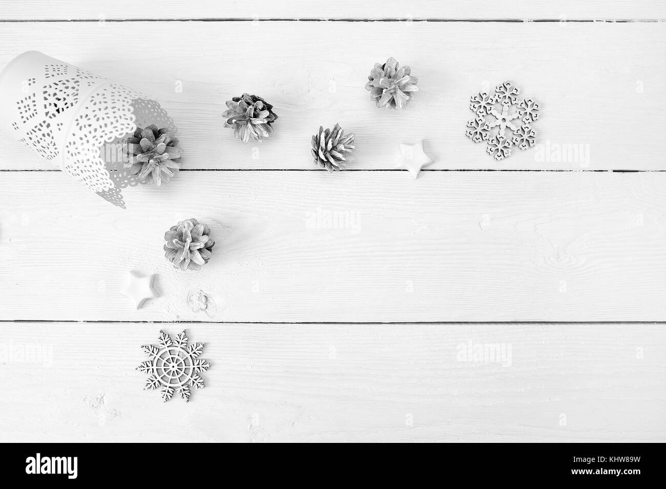 Weihnachten mockup auf weißem Hintergrund aus Holz mit Schneeflocken, ein Reh und ein Kegel. Flach, Ansicht von oben Stockfoto
