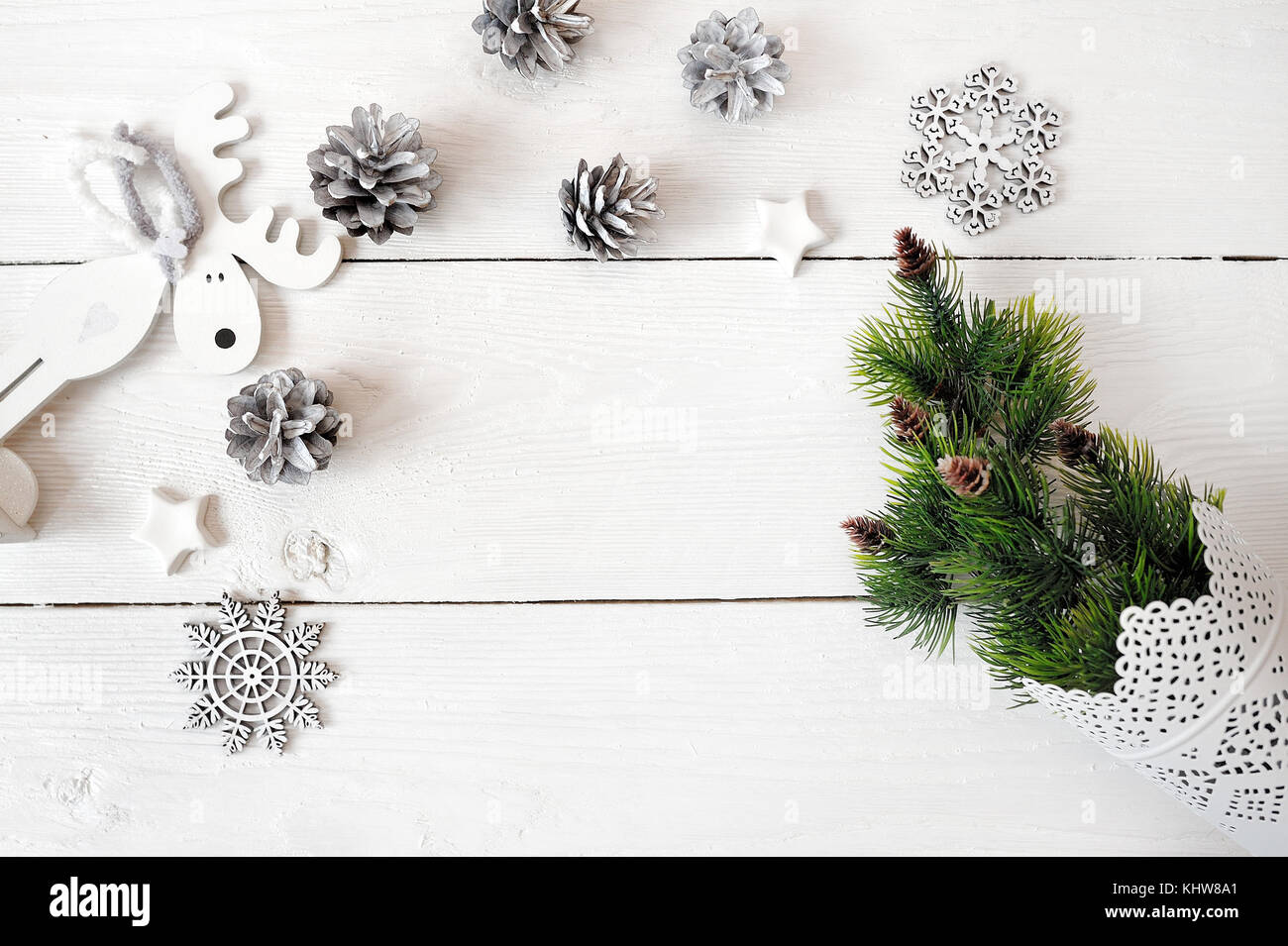 Weihnachten mockup auf weißem Hintergrund aus Holz mit Schneeflocken, ein Reh und ein Weihnachtsbaum. Flach, Ansicht von oben Stockfoto