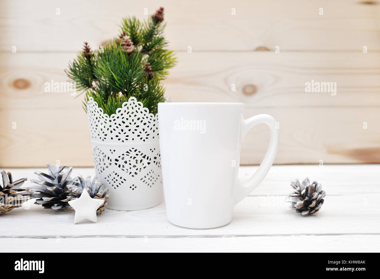 Weihnachten mock up eingerichteten Lager Produkt Bild weiße Tasse, Weihnachten Szene mit einem weißen leere Kaffeetasse, dass Sie Ihr benutzerdefiniertes Design Overlay kann Stockfoto