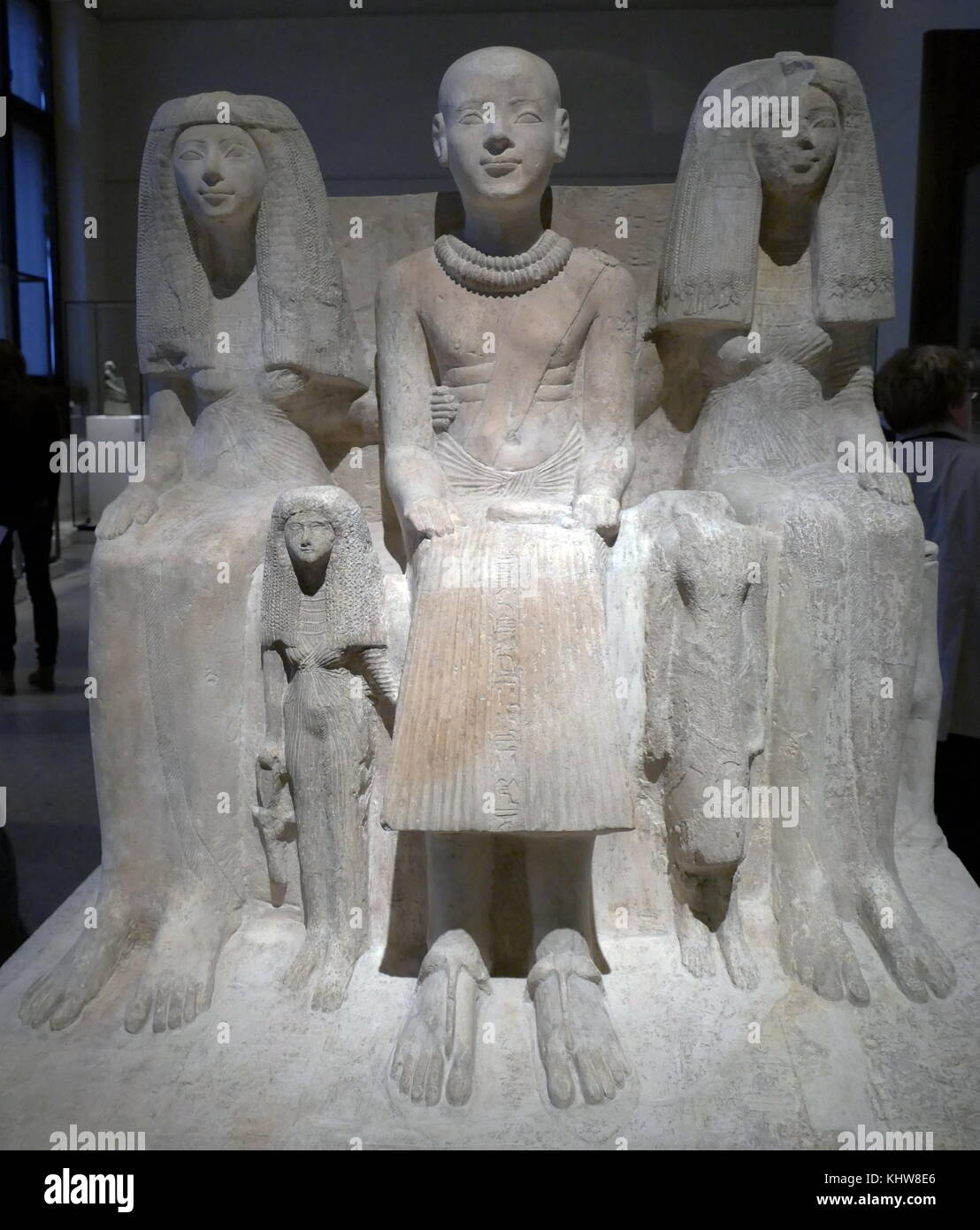 Statue einer Familie Gruppe von Ptah-Mai, Leiter der Wab - Priester des Ptah, geschnitzt aus Kalkstein aus der 19. Dynastie. Vom 13. Jahrhundert v. Chr. Stockfoto