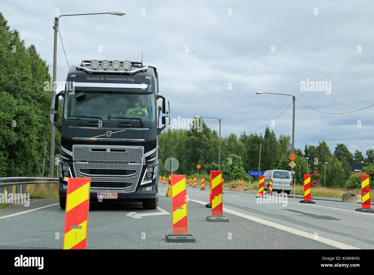 Salo, Finnland - 31. Juli 2015: Volvo fh Lkw fahren durch Straßenbauarbeiten in Salo, Finnland. Bauarbeiten verlangsamen den Verkehr vor allem im Süden von finla Stockfoto