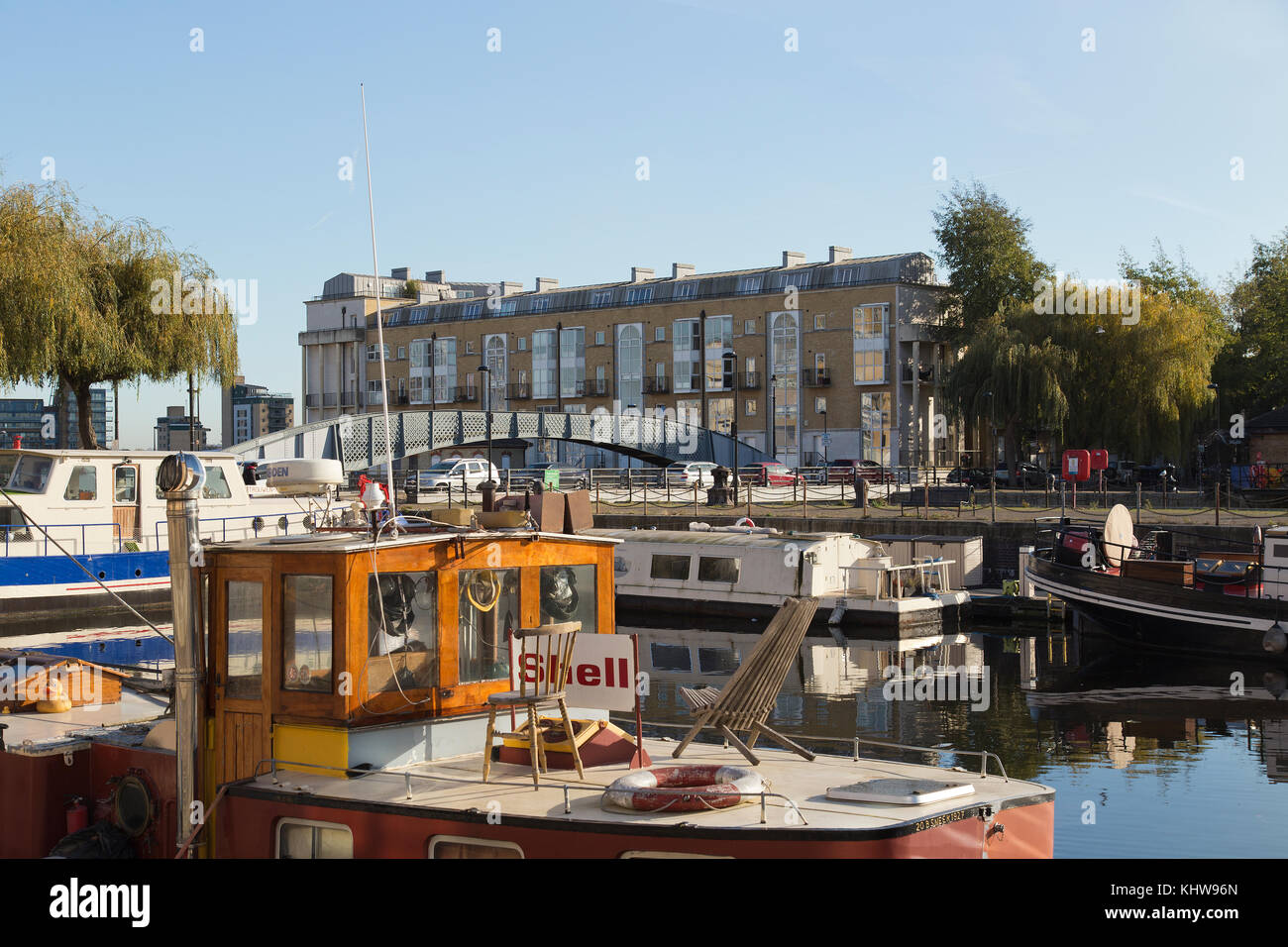 Boote in Greenland Dock in Braunschweig Kai im Winter, Rotherhithe London Vereinigtes Königreich Stockfoto