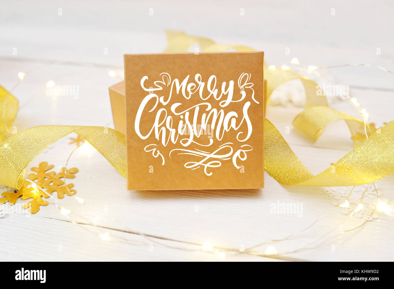 Text frohe Weihnachten auf das Feld der Fertigkeit, mit goldenen Bändern und Schneebälle. Fotografie für Urlaub Grußkarte, Einladung, Kalender poster Banner Stockfoto
