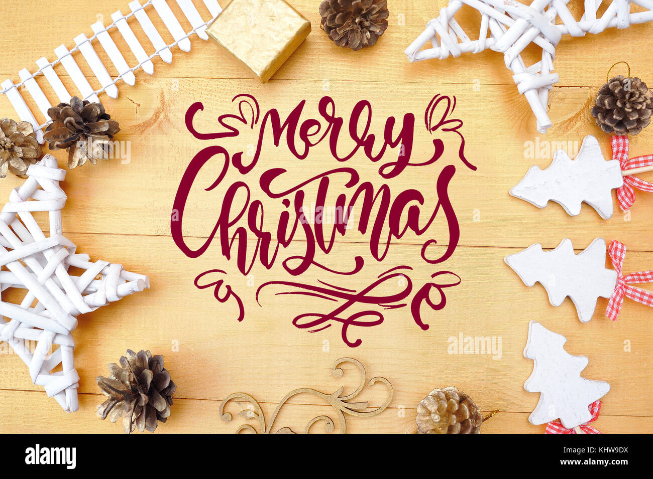 Text frohe Weihnachten, mit Weihnachten deoccrusties Star, Weihnachtsbäume, Beulen auf goldenen Holz- Hintergrund. Flach, Ansicht von oben Foto mockup Stockfoto