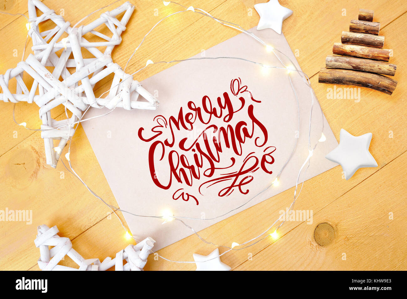 Text frohe Weihnachten, mit Weihnachten deoccrusties Star, Weihnachtsbäume, Beulen auf goldenen Holz- Hintergrund. Fotografie für Urlaub Grußkarte, Einladung, Kalender poster Banner Stockfoto