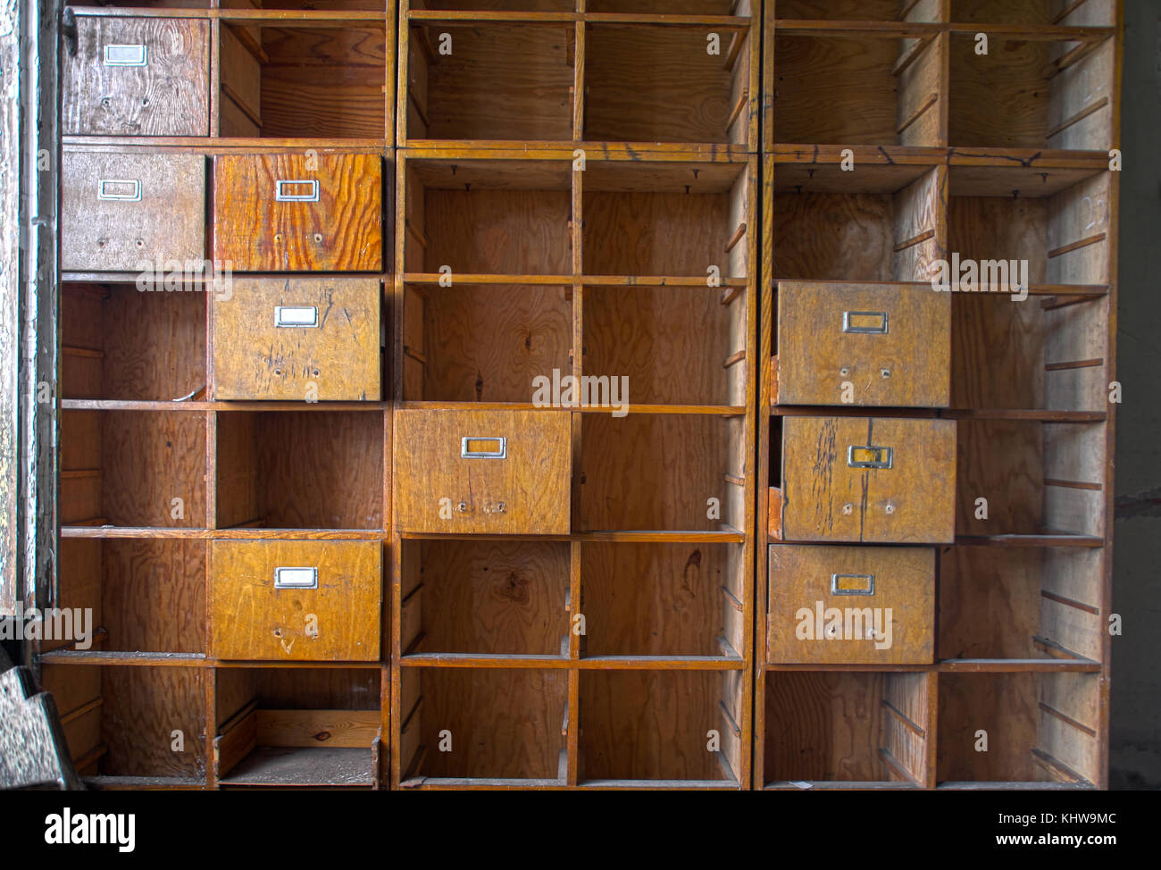 Eine vergessene leeres Dokument Kabinett. Alte beschädigt Büro Schrank mit Schubladen öffnen. Stockfoto