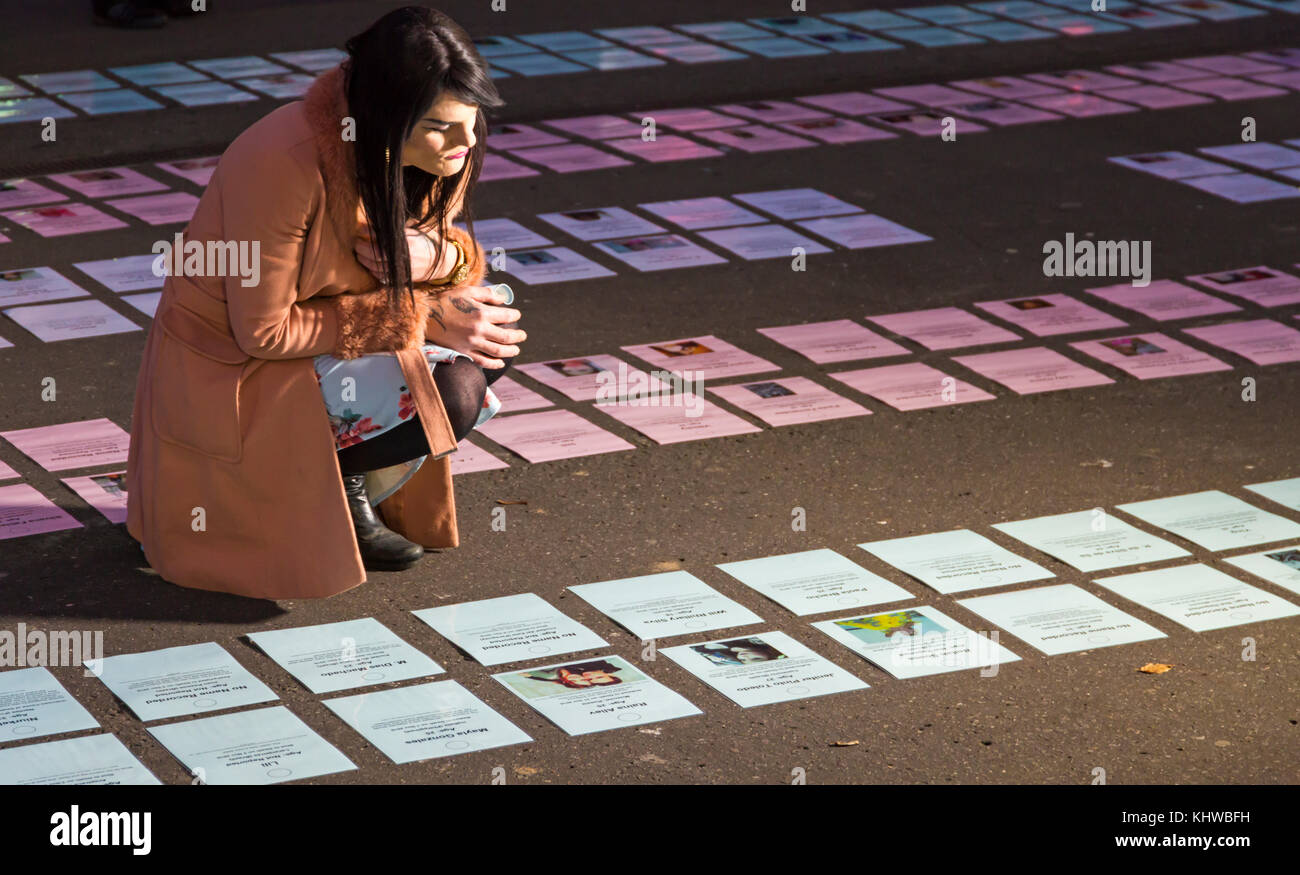 Bournemouth, Dorset UK. Nov 2017 19. Transgender Tag des Gedenkens ist jedes Jahr beiseite legen die zu erinnern, die ihr Leben als Folge der anti-transgender Gewalt und Diskriminierung verloren haben und Ehren. Ein Außenpool Candlelight Memorial service ist im Dreieck, Bournemouth statt, bei dem der Name jeder Person, die im vergangenen Jahr getötet wurde gelesen und eine Kerze angezündet für jedes 334, sind bekannt. Credit: Carolyn Jenkins/Alamy leben Nachrichten Stockfoto