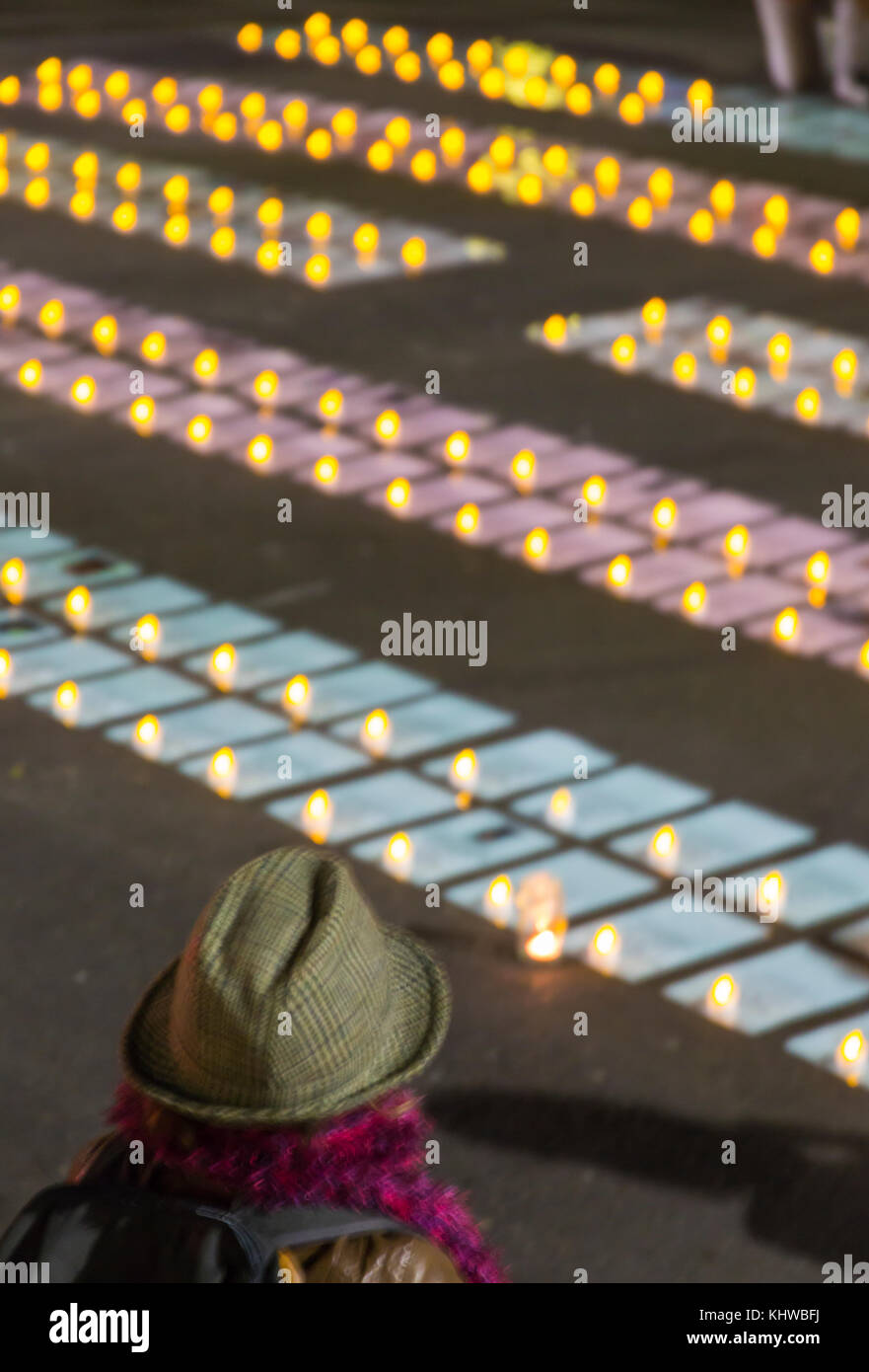 Bournemouth, Dorset UK. Nov 2017 19. Transgender Tag des Gedenkens ist jedes Jahr beiseite legen die zu erinnern, die ihr Leben als Folge der anti-transgender Gewalt und Diskriminierung verloren haben und Ehren. Ein Außenpool Candlelight Memorial service ist im Dreieck, Bournemouth statt, bei dem der Name jeder Person, die im vergangenen Jahr getötet wurde gelesen und eine Kerze angezündet für jedes 334, sind bekannt. Credit: Carolyn Jenkins/Alamy leben Nachrichten Stockfoto