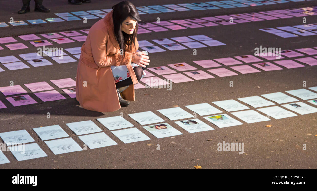 Bournemouth, Dorset UK. Nov 2017 19. Transgender Tag des Gedenkens ist jedes Jahr beiseite legen die zu erinnern, die ihr Leben als Folge der anti-transgender Gewalt und Diskriminierung verloren haben und Ehren. Ein Außenpool Candlelight Memorial service ist im Dreieck, Bournemouth statt, bei dem der Name jeder Person, die im vergangenen Jahr getötet wurde gelesen und eine Kerze angezündet für jedes 334, sind bekannt. Credit: Carolyn Jenkins/Alamy leben Nachrichten Stockfoto