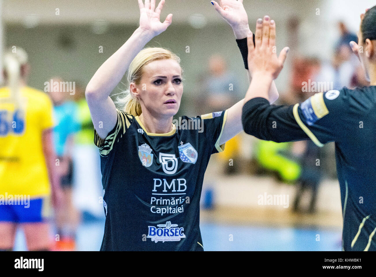 November 19, 2017: Iulia curea #5 (Csm Bukarest) während der Frau EHF Champions League Spiel zwischen csm Bukarest vs (ROU) Vistal Gdynia (Pol) bei Dinamo polyvalenten Halle in Bukarest, Rumänien, Rou. copyright: Cronos/Catalin soare Stockfoto