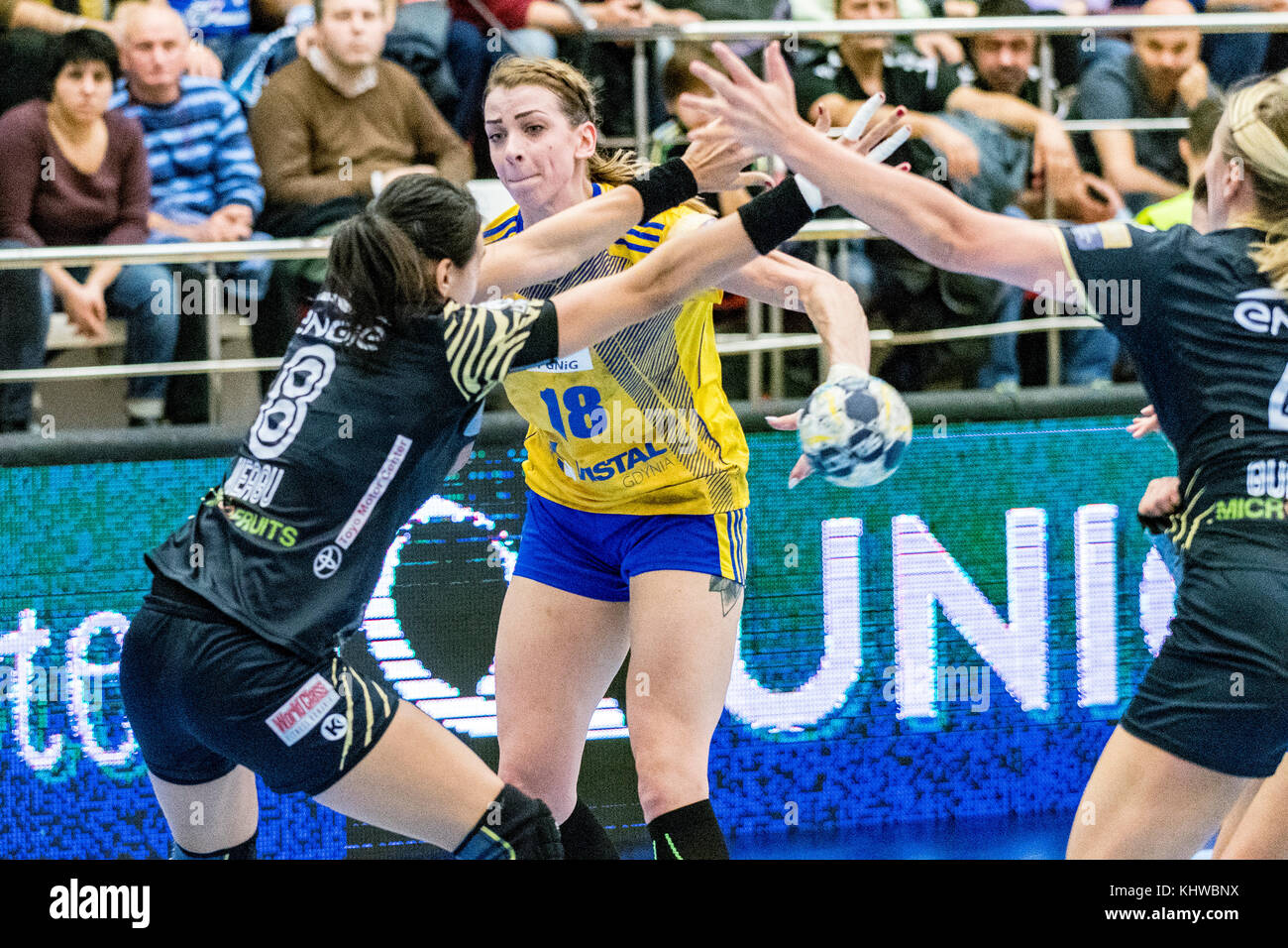 November 19, 2017: aleksandra zych Nr. 18 (vistal gdyia) während der Frau EHF Champions League Spiel zwischen csm Bukarest vs (ROU) Vistal Gdynia (Pol) bei Dinamo polyvalenten Halle in Bukarest, Rumänien, Rou. copyright: Cronos/Catalin soare Stockfoto