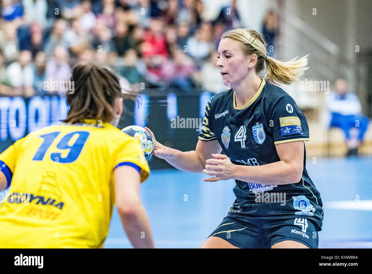 November 19, 2017: Isabelle Gulden #4 (Csm Bukarest) während der Frau EHF Champions League Spiel zwischen csm Bukarest vs (ROU) Vistal Gdynia (Pol) bei Dinamo polyvalenten Halle in Bukarest, Rumänien, Rou. copyright: Cronos/Catalin soare Stockfoto