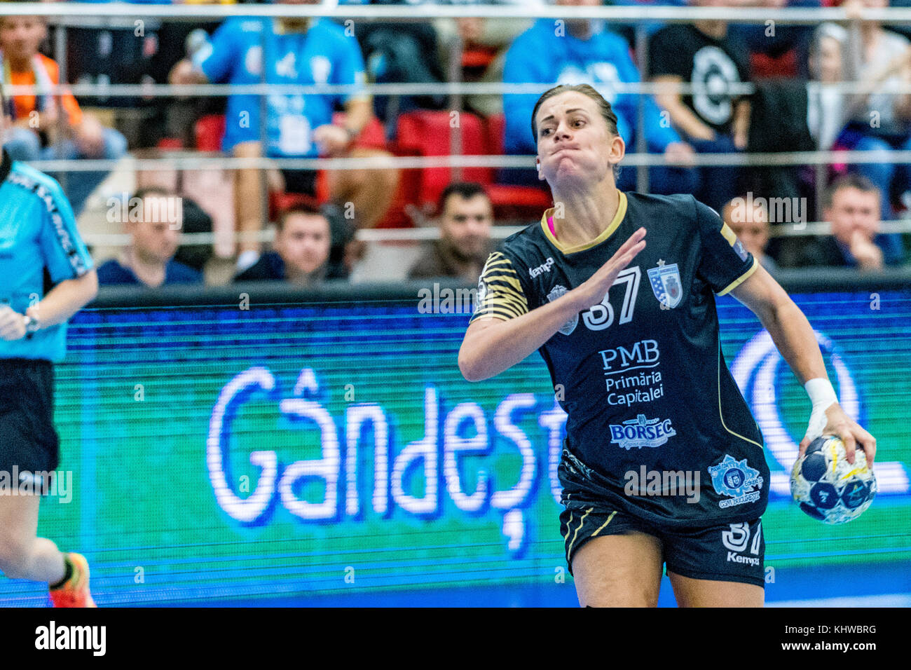 November 19, 2017: Nathalie hagman Nr. 37 (Csm Bukarest) während der Frau EHF Champions League Spiel zwischen csm Bukarest vs (ROU) Vistal Gdynia (Pol) bei Dinamo polyvalenten Halle in Bukarest, Rumänien, Rou. copyright: Cronos/Catalin soare Stockfoto