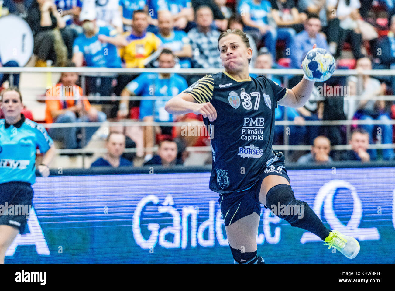 November 19, 2017: Nathalie hagman Nr. 37 (Csm Bukarest) während der Frau EHF Champions League Spiel zwischen csm Bukarest vs (ROU) Vistal Gdynia (Pol) bei Dinamo polyvalenten Halle in Bukarest, Rumänien, Rou. copyright: Cronos/Catalin soare Stockfoto