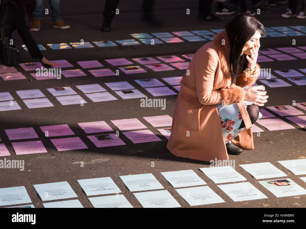 Bournemouth, Dorset UK. Nov 2017 19. Transgender Tag des Gedenkens ist jedes Jahr beiseite legen die zu erinnern, die ihr Leben als Folge der anti-transgender Gewalt und Diskriminierung verloren haben und Ehren. Ein Außenpool Candlelight Memorial service ist im Dreieck, Bournemouth statt, bei dem der Name jeder Person, die im vergangenen Jahr getötet wurde gelesen und eine Kerze angezündet für jedes 334, sind bekannt. Credit: Carolyn Jenkins/Alamy leben Nachrichten Stockfoto