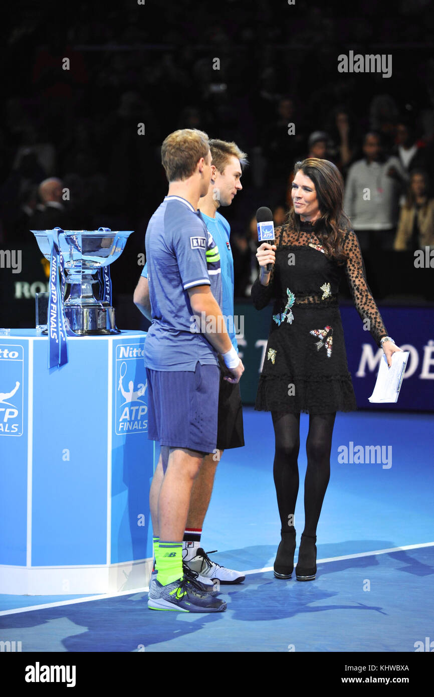 London, Großbritannien. 19 Nov, 2017 Henri kontinen (Fin) und John Peers (aus) von annabel Croft interviewt werden, nachdem Sie gewann die Doppelten Finale auf der Doppelkonkurrenz in der nitto ATP-Finale in der O2 Arena, London, UK. Der Verband der Tennisprofis (Atp) Finals sind das Saisonfinale und verfügen über die Top 16 Doppelzimmer Paare sowie eine Konkurrenz singles. Die Veranstaltung ist die zweithöchste Stufe des Herrentennis Turnier nach den vier Grand Slam Turniere. Credit: michael Preston/alamy leben Nachrichten Stockfoto